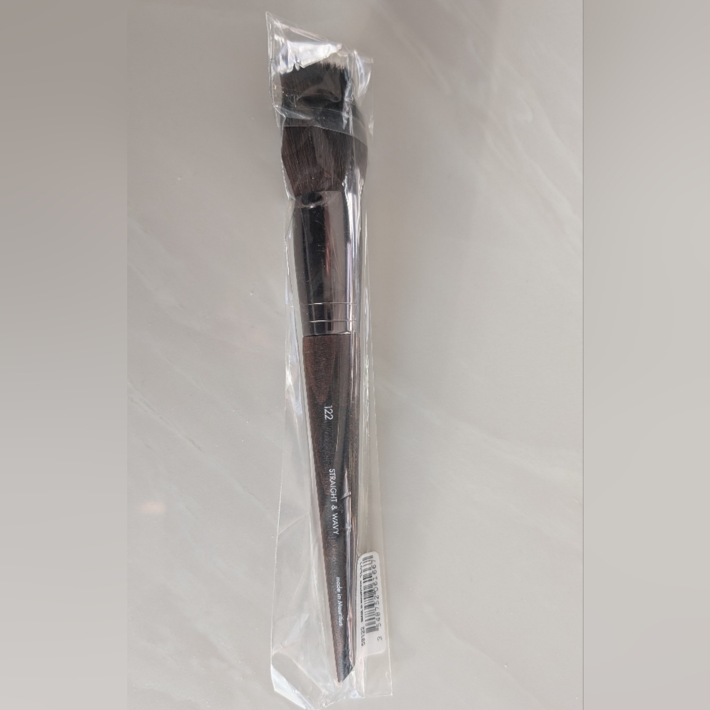 MAKE UP FOREVER Straight & Wavy Hair Brush #122. Unused, Unopned, SEALED